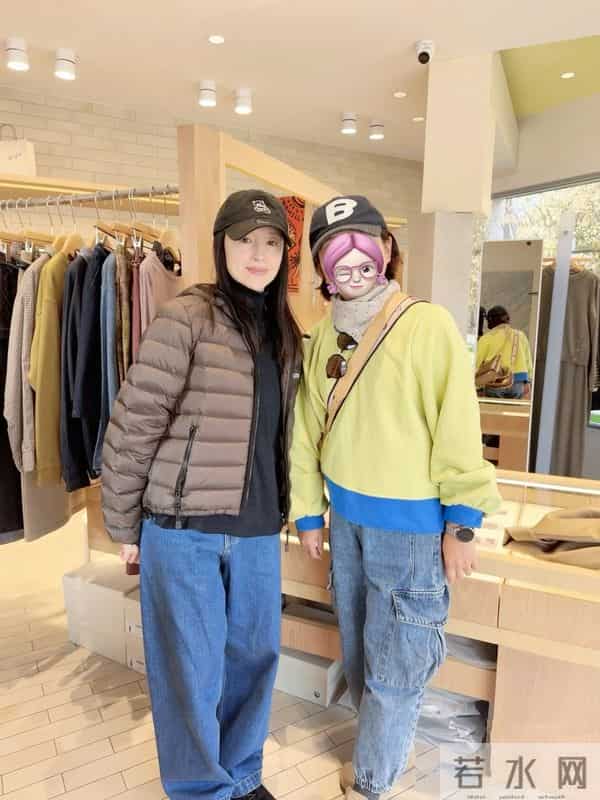 45岁董洁巡店被偶遇,本人皮肉松弛、个子不高,穿搭简洁气质好