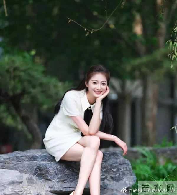 中传校花冯琳当主持人啦！不愧是最美领读员 这颜值不比明星差