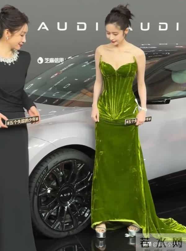 恭喜颖儿获得年度风尚演员奖，站上领奖台那一刻，整个人都在发光