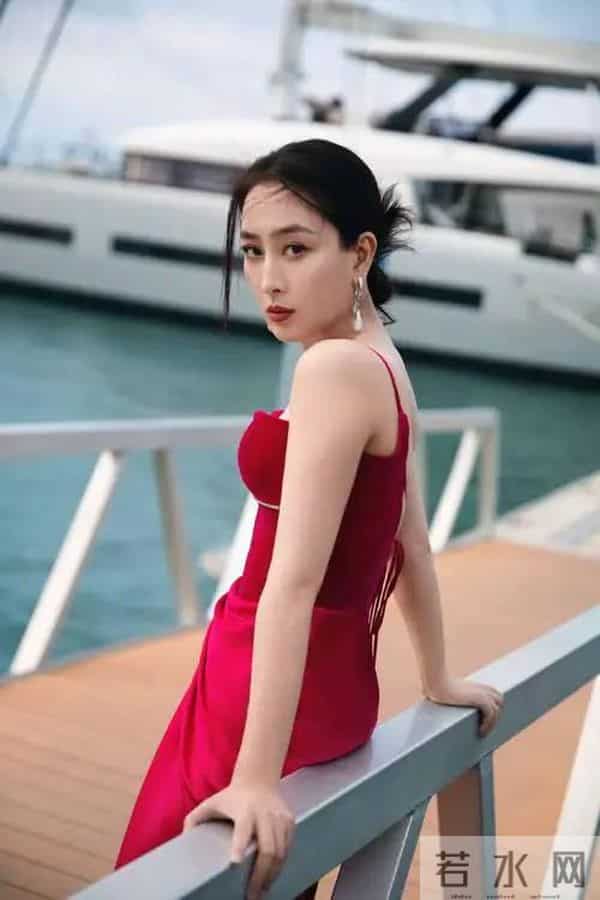 马苏娇艳欲滴,饱满酥胸,白皙圆润,宛如仙女坠入凡间