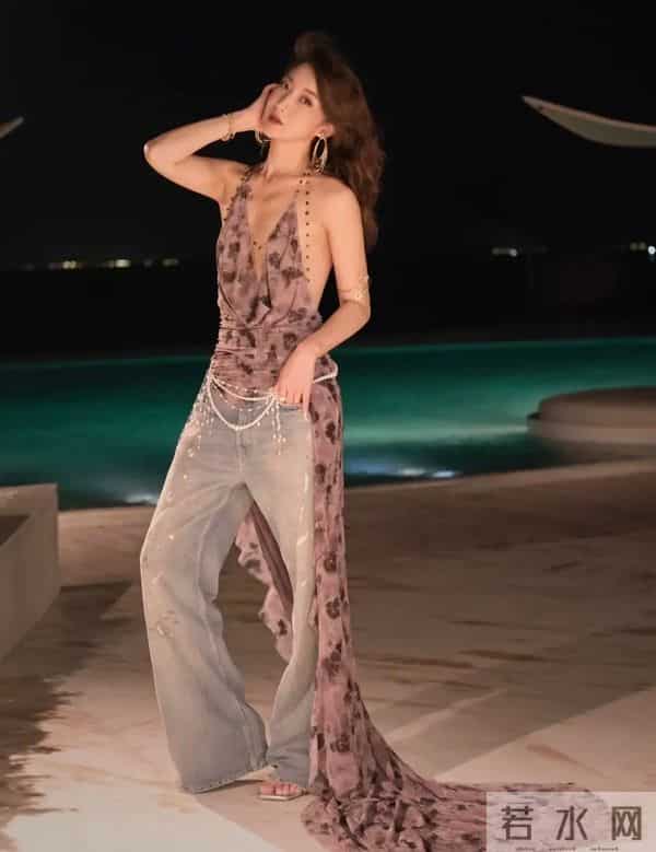 陈赫前妻在沙特庆生，39岁许婧穿露背装好辣，外籍老公185有胸肌