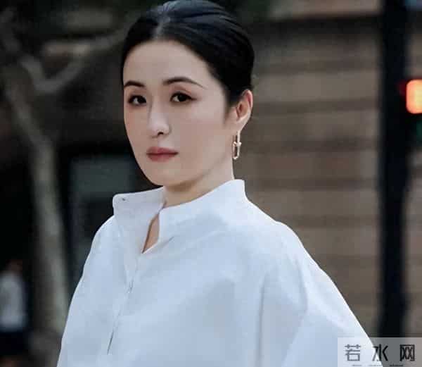 央视紧急撤档！官媒怒批秦雯，袭警捞人已被立案，后台再硬也不行