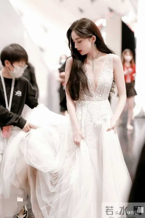 娜扎穿衣太妖娆,胸前开叉到肚脐,最后却学热巴用手紧紧捂住