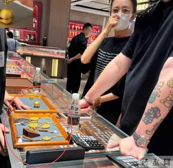 佟丽娅深圳扫购黄金!头发稀少假发明显,满胳膊黄金手串太吸睛