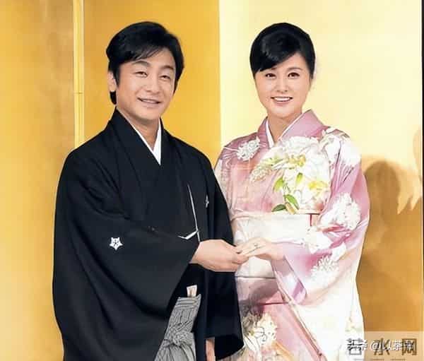 54岁藤原纪香风韵犹存很迷人，有过2段姐弟恋婚姻，无儿女成遗憾