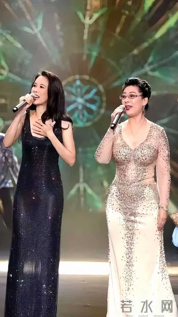 72岁的关牧村，跟莫文蔚站一块儿。一个珠圆玉润，一个骨感纤细。