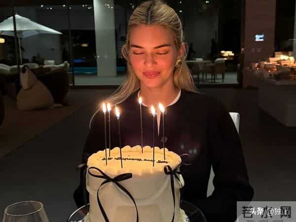 肯豆在私人岛屿庆生，68岁妈妈融入姐妹团，不敢相信还能这么热辣