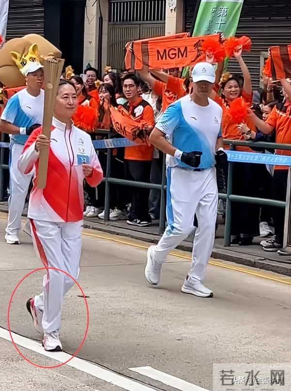 何超琼近况曝光，生图满头白发还有老年斑，和澳门大会判若两人