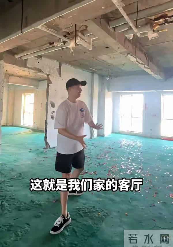 李纯马頔新婚逛地坛公园，李纯真人很瘦大长腿，男方贴心帮她提包