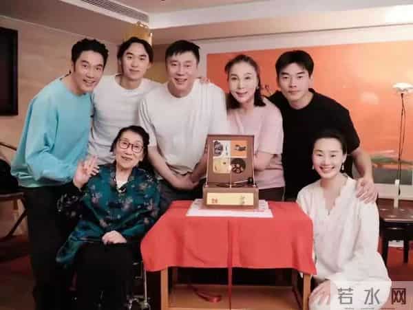 林依轮给长子庆生，26岁林子濠帅得像混血，西华蹲地照顾86岁婆婆