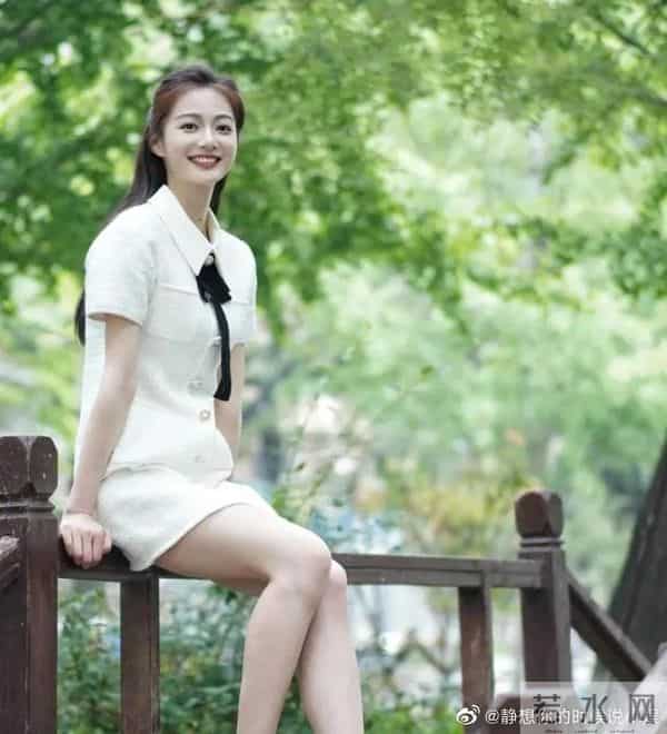 中传校花冯琳当主持人啦！不愧是最美领读员 这颜值不比明星差