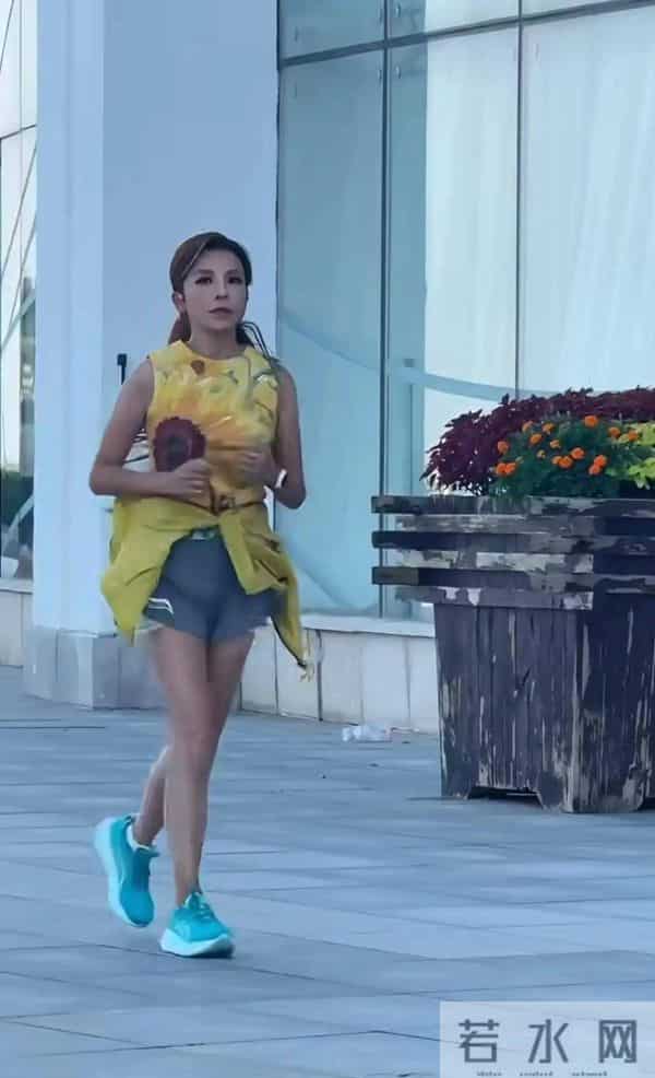 52岁朱迅近况曝光！面色苍白不敢认，网友：怎么变成这样了！