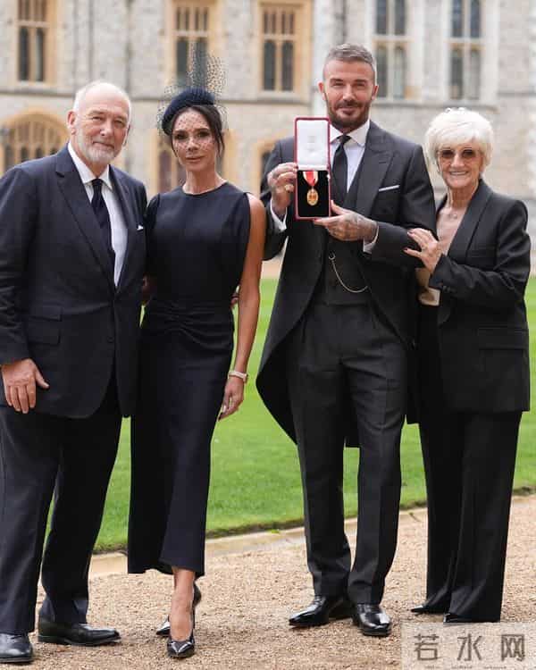 50岁贝克汉姆带妻儿领勋章,14岁小七好漂亮,布鲁克林依旧没露面
