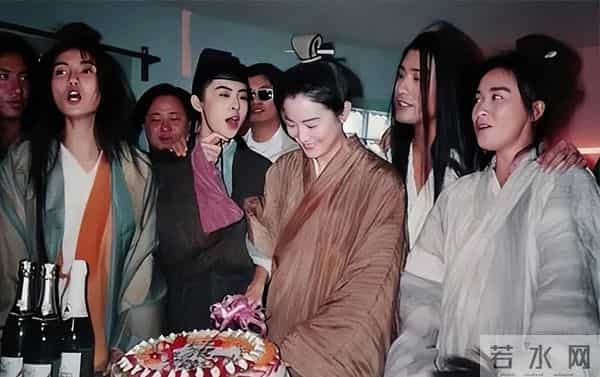 王家卫不断被挖！当年《东邪西毒》30人嫖娼被查，事后甩锅临时工