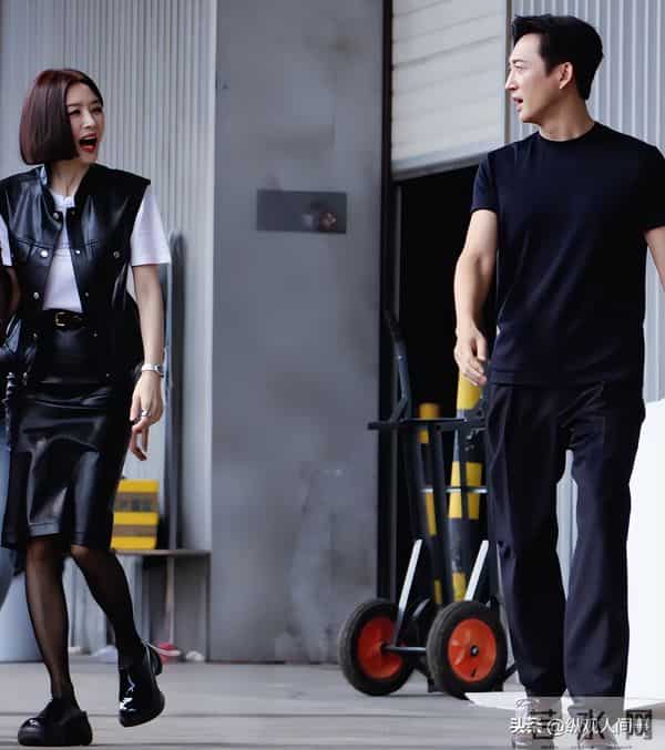 宁波街头偶遇明星!生图下秦岚脸僵又疲惫,王阳瘦了硬凹下颌线