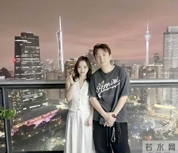 王思聪和朋友在吉隆坡吃大排档，他身穿灰色T恤长裤，穿着很低调