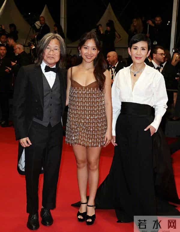 陈可辛吴君如19岁女儿参加巴黎名媛舞会，张艺谋女儿等人也参加过