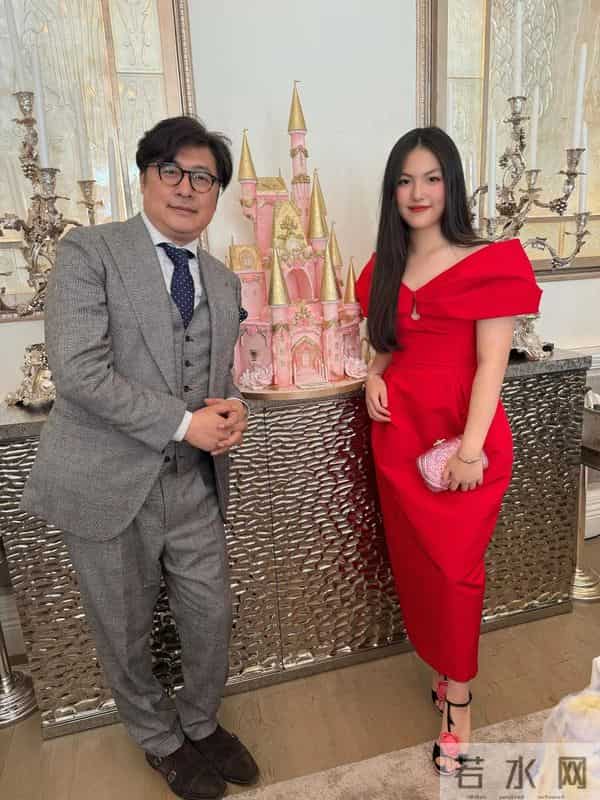 王岳伦一家三口同框，李湘瘦了，被问及模仿热潮，本人笑而不语