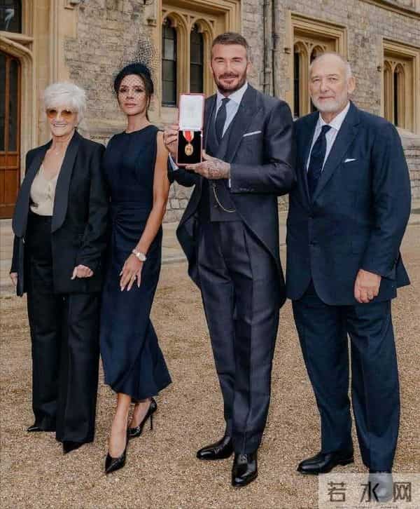 贝克汉姆圆梦封爵!一手牵贝嫂一手牵小七,俩儿子像“保镖”