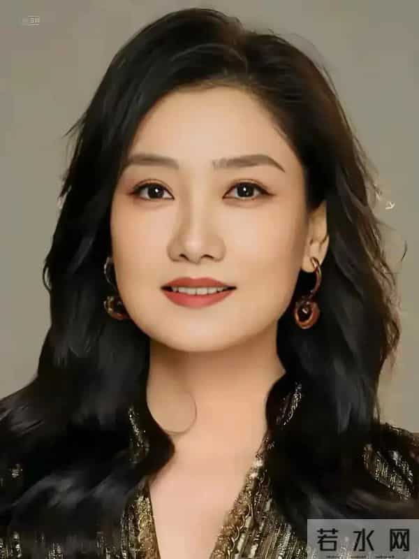 凤凰传奇玲花才44岁老了很多，发福20斤，像个老妈妈，岁月无情啊