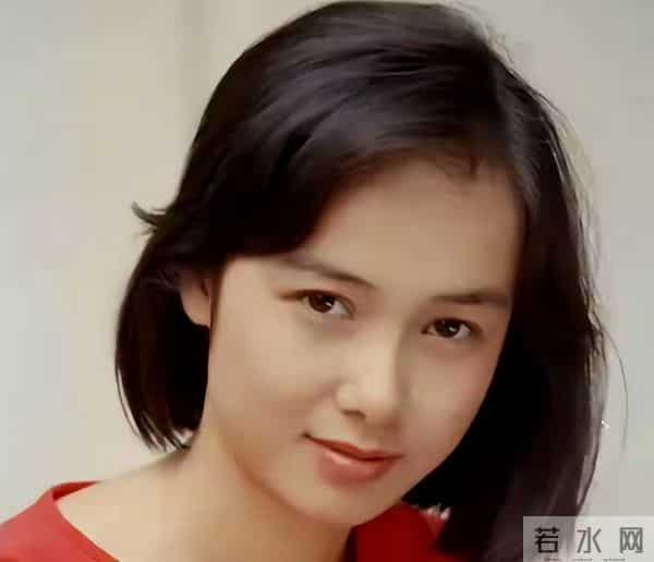 59岁蒋雯丽现状,定居英国,又瘦又老,网友惋惜:一代女神也老了