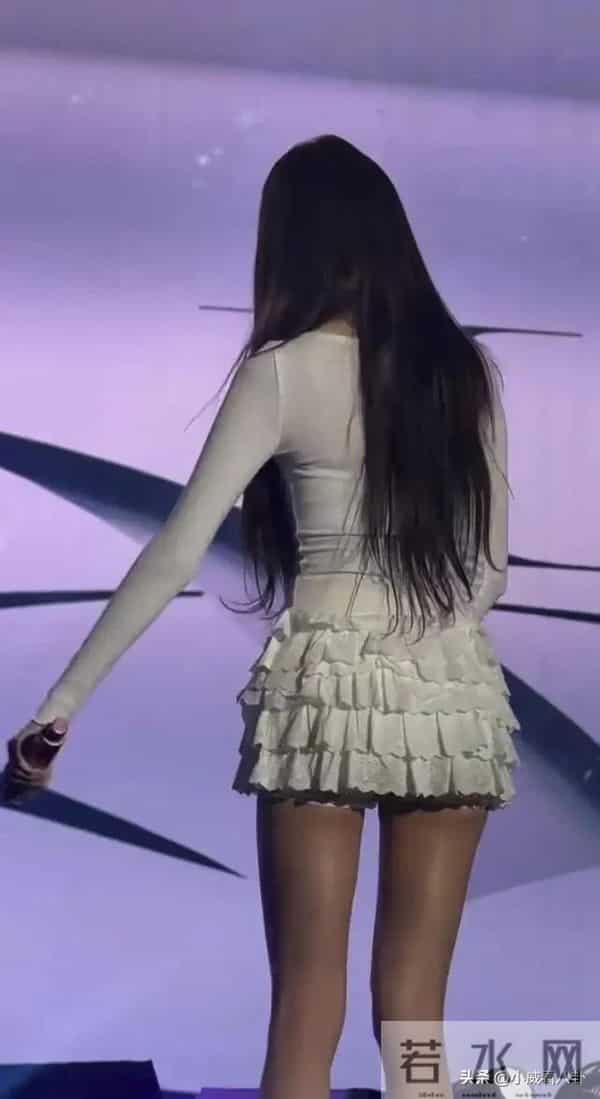 张元英这身材真是看得人脸红心跳，目不转睛，实在是太美太性感了