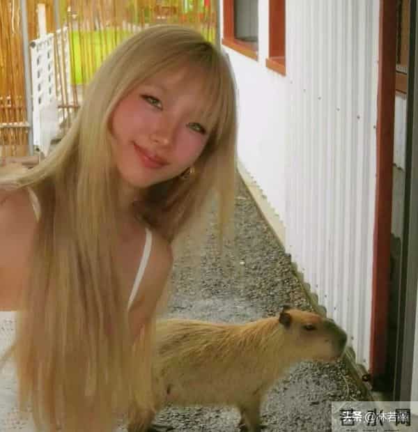 小S大女儿Elly晒自拍照,穿抹胸短裙,身材火辣,网友:像小S