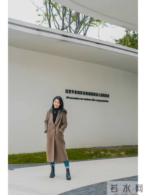 看了刘涛的穿搭，我悟了：大衣不配半身裙、小白鞋，才更时髦高级