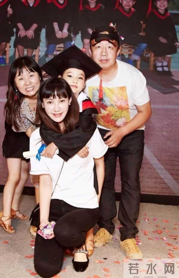 47岁杨雪与15岁女儿同框，杨雪保养得好，女儿太美了，两人似姐妹