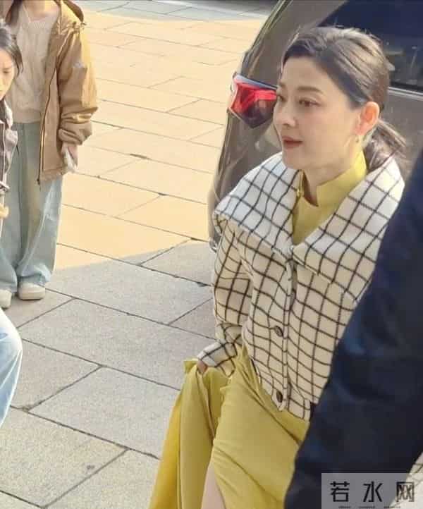 50岁梅婷在北京被偶遇，皮肤保养得真好，身穿黄裙子很优雅