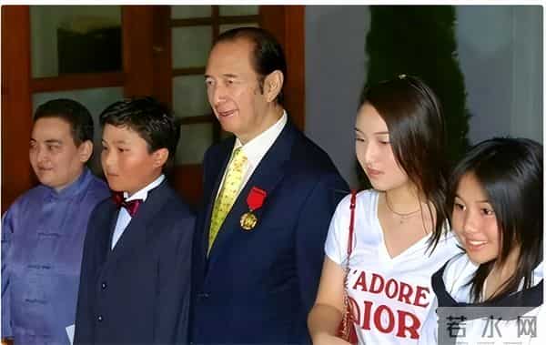 赌王去世5年，再看被何超琼抚养的“私生子”，他这盘棋下的真大