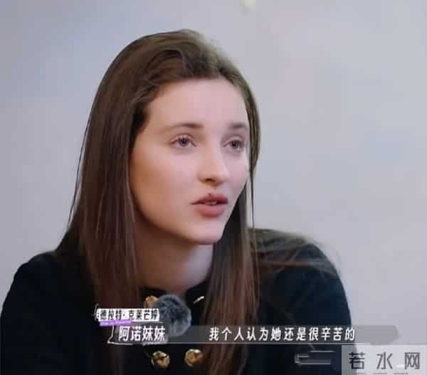 董力陪老婆工作，跟身后提包罗圈腿抢镜，阿诺穿超短裙美成洋娃娃