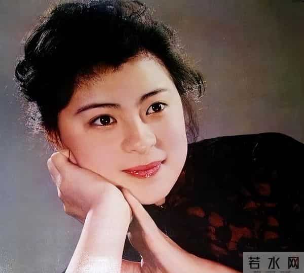 曾是央视第一美女，赴港生子离开央视舞台，如今远居美国不再露面