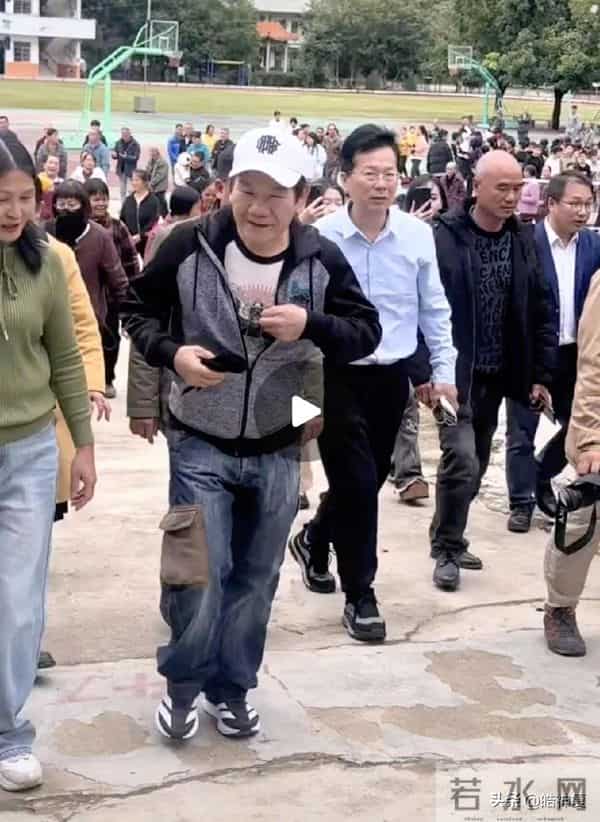 赵传老家探亲,网友:这一家太像了