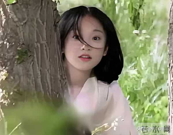 周迅怎么老成这样？才50岁就头发花白瘪嘴模样，无儿无女成遗憾