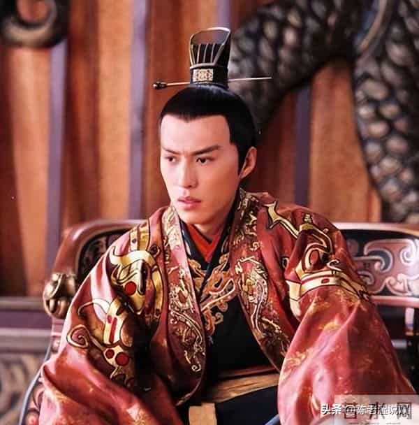 这一次，人民日报点名靳东，七字之差给娱乐圈敲响警钟