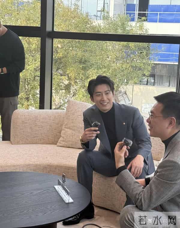 窦骁西安活动西装杀！188身高帅出天际，网友：何超莲眼光绝了