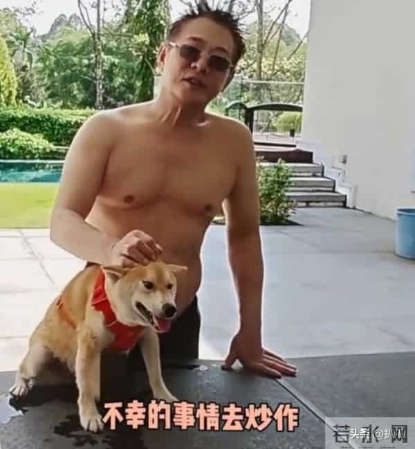 62岁李连杰豪宅游泳，脱光上衣“自证清白”，大腹便便并无刀疤