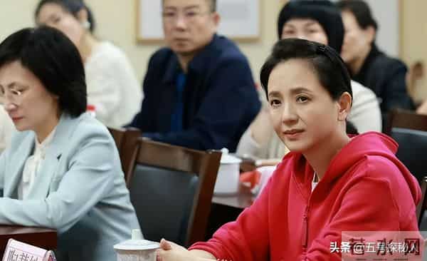 不拍吻戏，不嫁豪门，30岁自毁前程演妈妈，丈夫是她叛逆的后盾