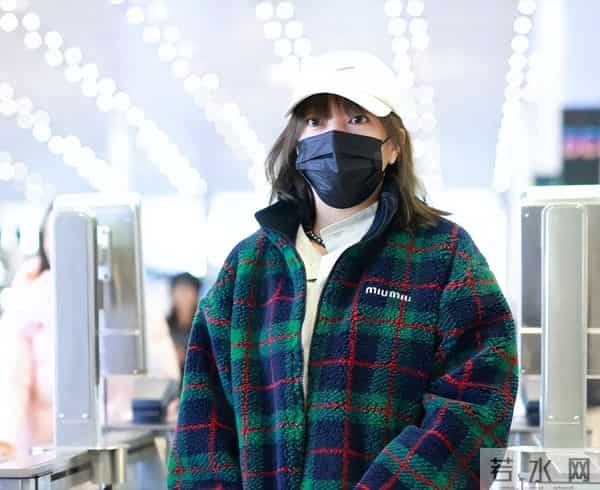 面相又变了!49岁赵薇近照曝光,婚礼上用心打扮,却走不了回头路