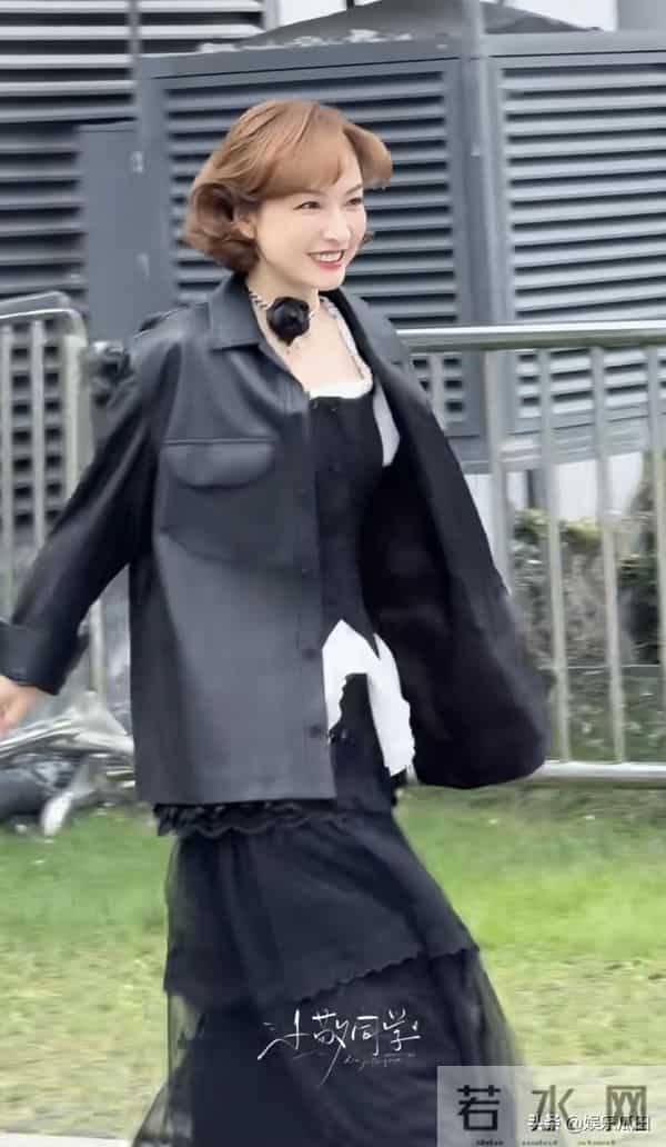 吴昕今日上班路透,皮衣黑裙配小卷发,造型好洋气,越来越美了