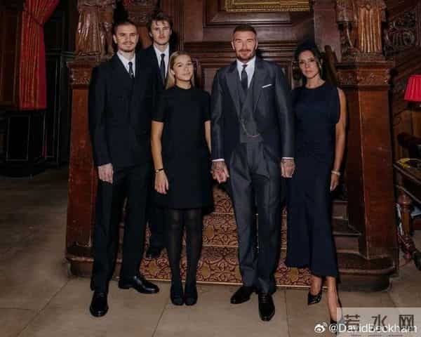 贝克汉姆获封爵士,单膝下跪接受英国国王授勋,本人回应:职业生涯中“最自豪的时刻”