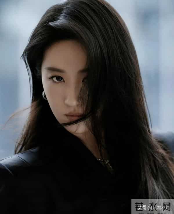 刘亦菲黑色西装，又美又飒，妥妥的御姐范儿