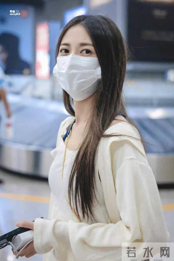 陈钰琪机场照美腿美脚丫超短裤，这拖鞋都能穿这么美？