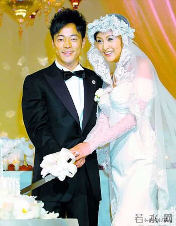 54岁藤原纪香风韵犹存很迷人，有过2段姐弟恋婚姻，无儿女成遗憾