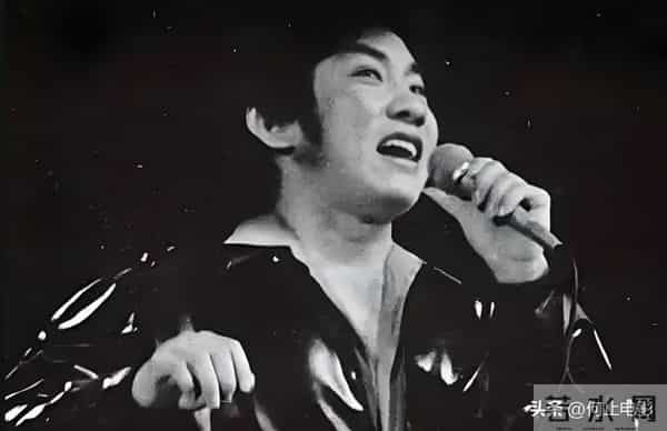 他因春晚一炮而红，做完歌手当局长，无儿无女，去世13年无人知