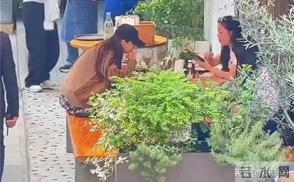 baby在上海路边摊吃饭 吃到忘情还舔手指 用手擦嘴擦脸 毫无星味