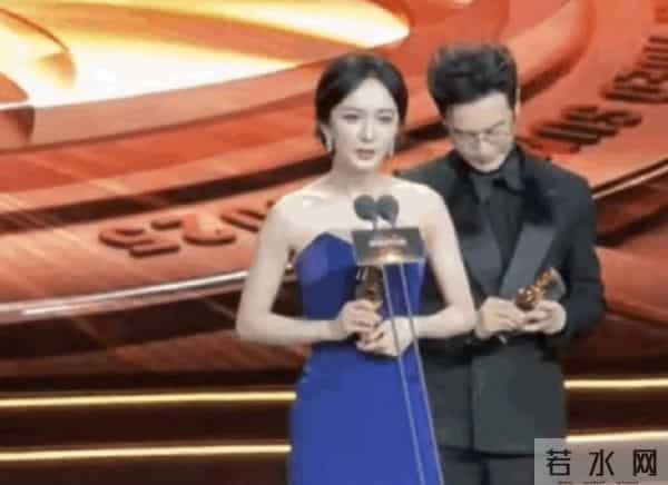 黄晓明状态有点不大对劲,跟杨幂上台领奖,一个行为引起争议