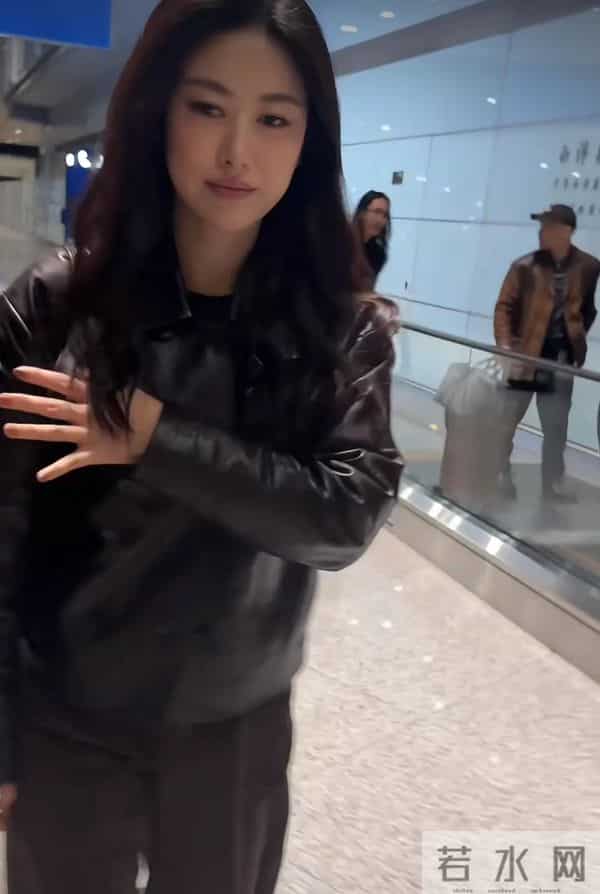 朱珠现身机场,不停撩拨头发被吐槽,女儿王珠宝接机把她扑倒了
