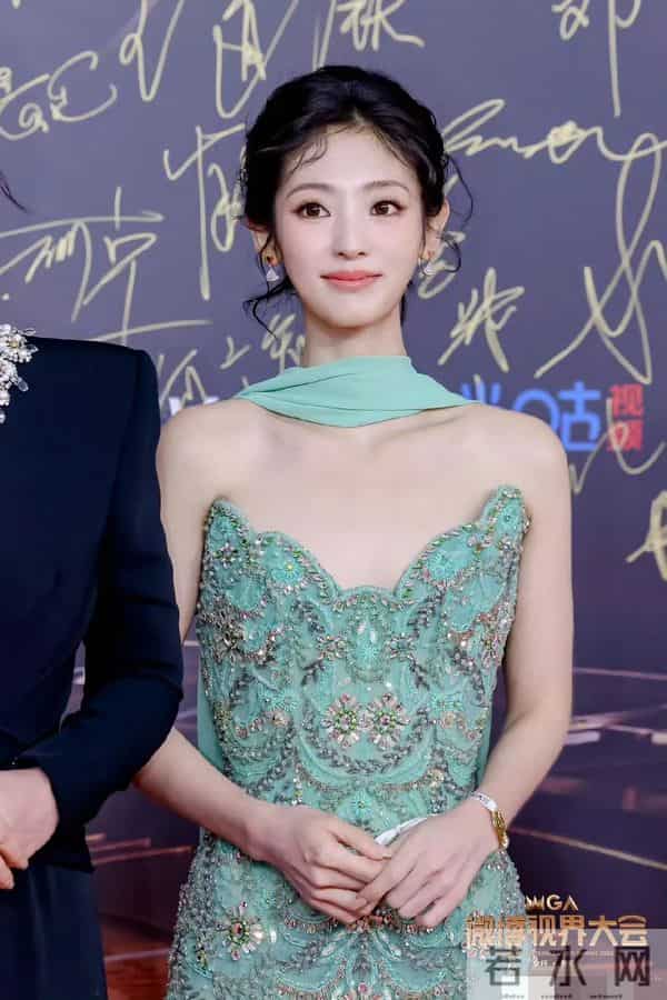 95花邢菲恋情曝光！夜宿男方次日同返，男友竟是青春有你的他？